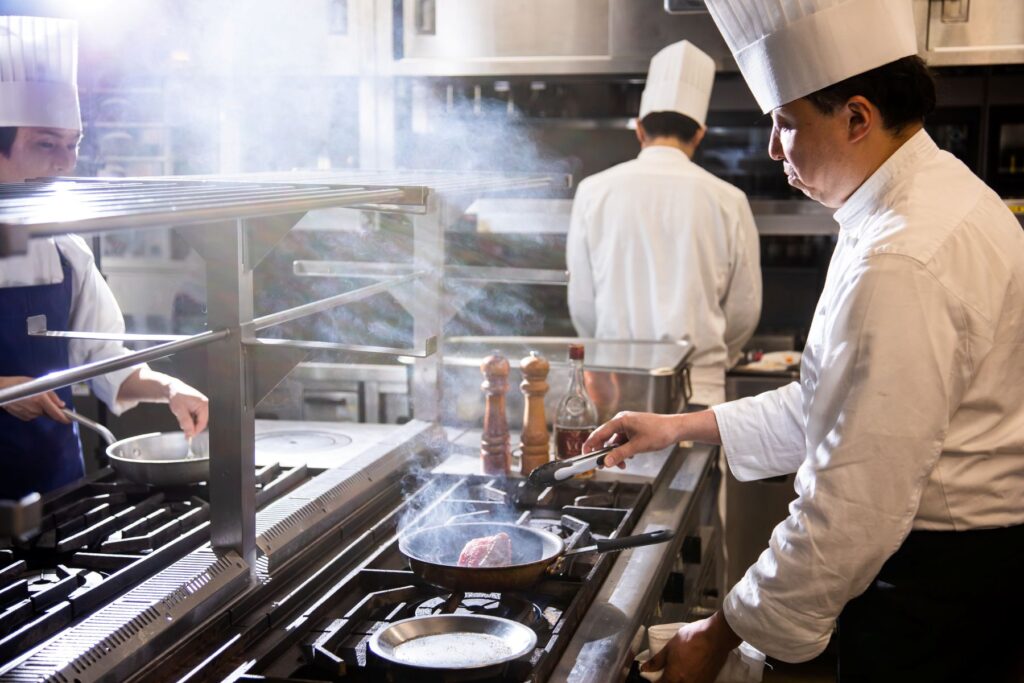 熱気あふれる厨房から