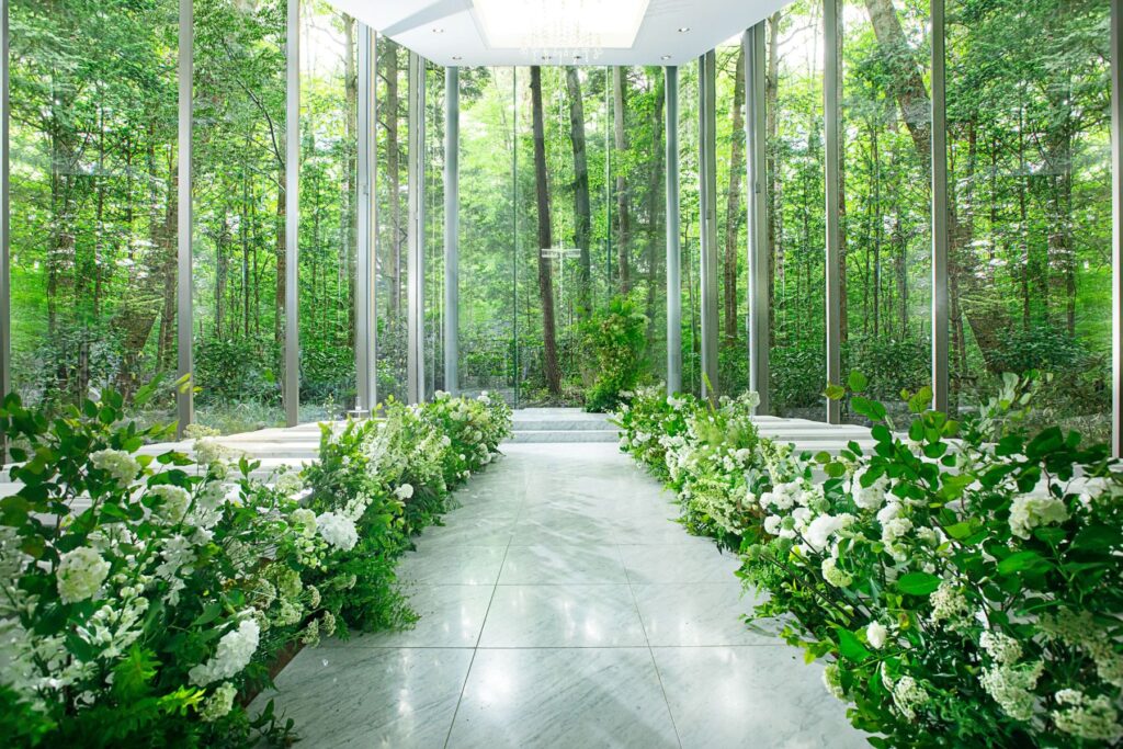 森に浮かぶガラスのチャペルの名前