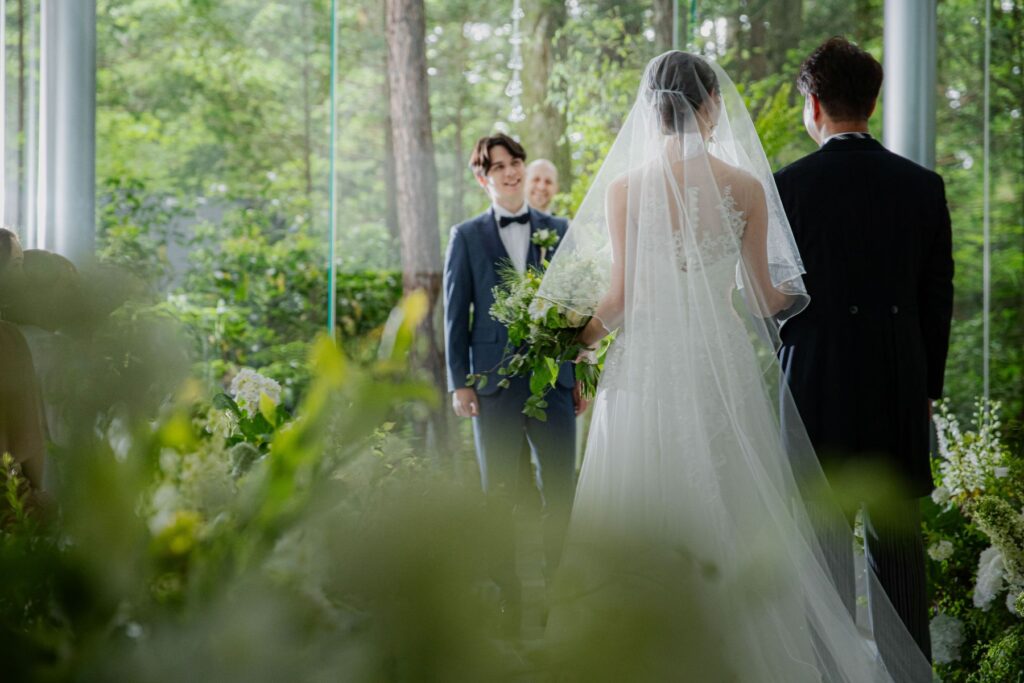 森のチャペルで愛を誓う