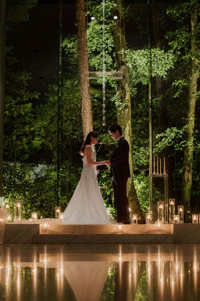 緑豊かなチャペルでの誓い