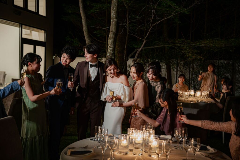 光に包まれる晩餐会