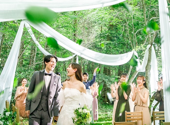 軽井沢の森の中で叶えるガーデンウェディング。木漏れ日とゲストからの温かい祝福に包まれて、おふたりの最高の笑顔が溢れます。緑豊かなプライベートガーデンで、自然体のセレモニーを。