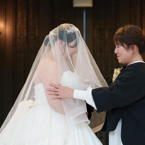 ベールダウンに家族の愛がこもる。軽井沢の結婚式で、感動的なウェディングの儀式を。