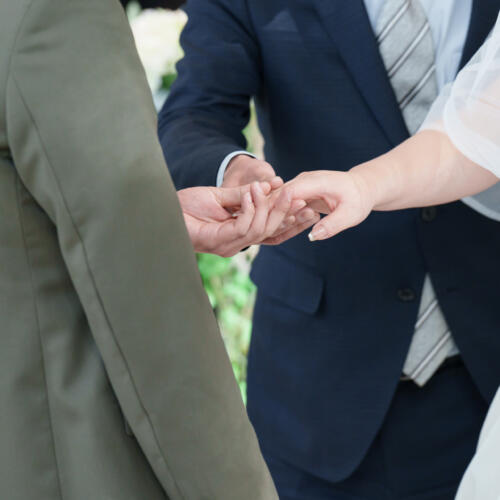 【永遠の誓い】そっと触れ合う手に輝く愛の証。軽井沢の澄んだ空気の中、おふたりの絆を深める特別なリゾートウェディングを。