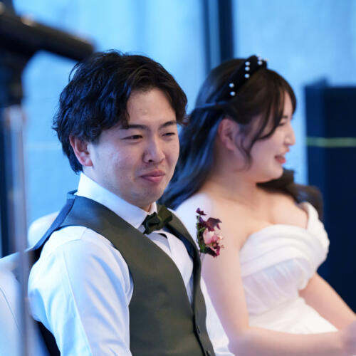 貸切邸宅のプライベートな空間で、友人からの感動スピーチに涙。軽井沢の森の光に見守られ、絆を深く感じる特別な瞬間。