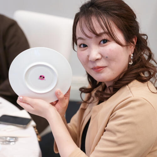 貸切邸宅で叶えるゲスト参加型のサプライズ!お皿の裏に隠された「当たり」に笑顔が溢れるアットホームなパーティ。