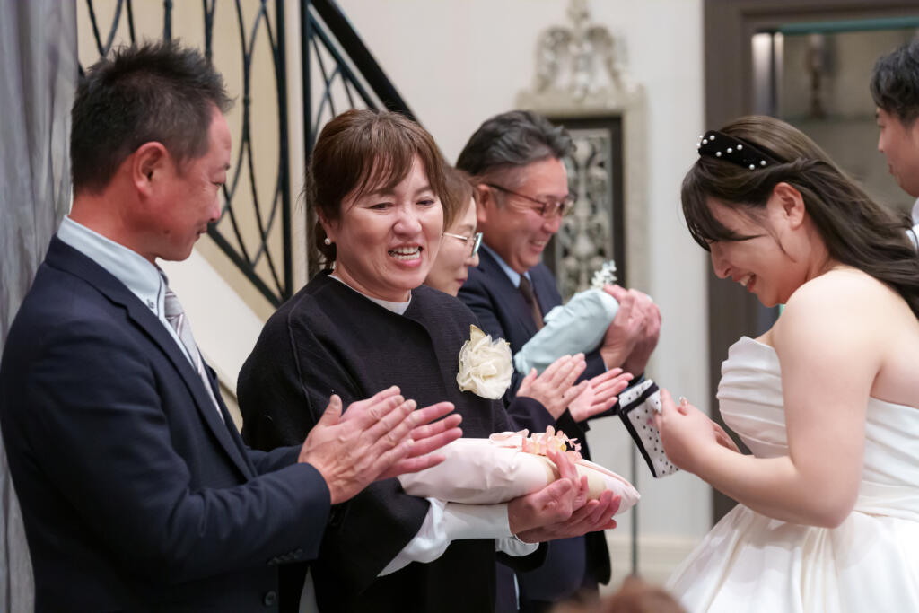家族の絆が深まる、感動のお開き。軽井沢の貸切邸宅で、親御様へ感謝の気持ちを伝えるアットホームな時間。