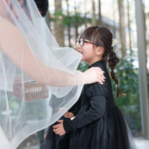 軽井沢の全面ガラス張りチャペルで、愛らしいゲストが祝福を運ぶ!貸切邸宅だから叶う、お子様の笑顔溢れるアットホームな挙式。