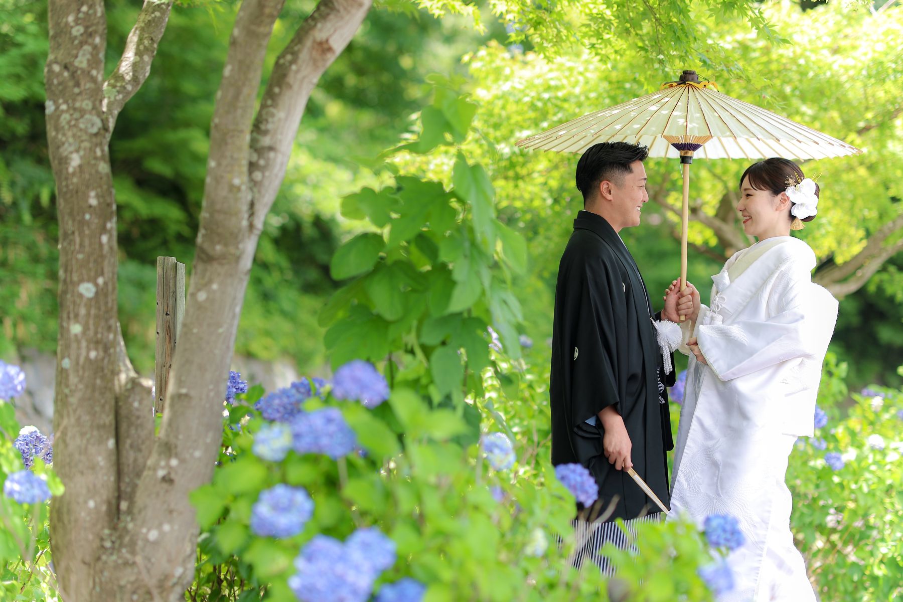 和装は前撮りで軽井沢の四季を楽しむのが人気。紅葉や新緑を背景に、永遠の愛を誓う記念の一枚を残します。