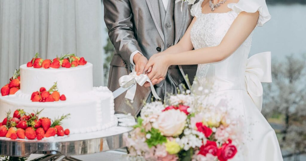 純白のウェディングケーキに、新鮮なイチゴの赤が映える。新郎新婦が初めての共同作業であるケーキ入刀を行う、幸福と愛に満ちた瞬間。最高の笑顔が咲きます。