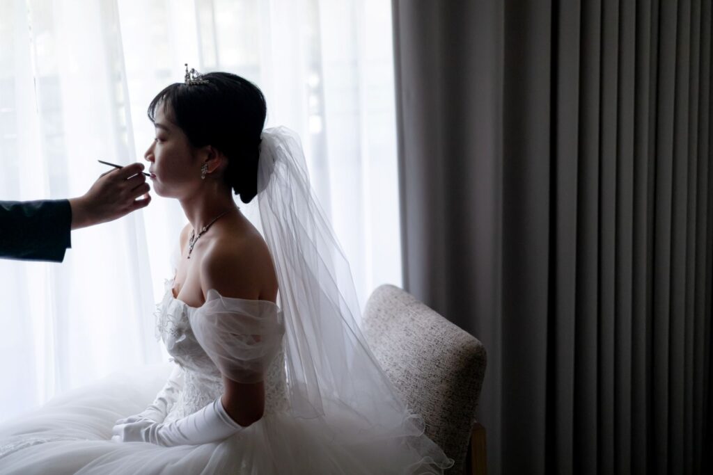 始まる直前の静かな時間。自然光が差し込むブライズルームで、プロによる最後の仕上げ。最高の瞬間を約束する、アネーリ軽井沢の花嫁準備。