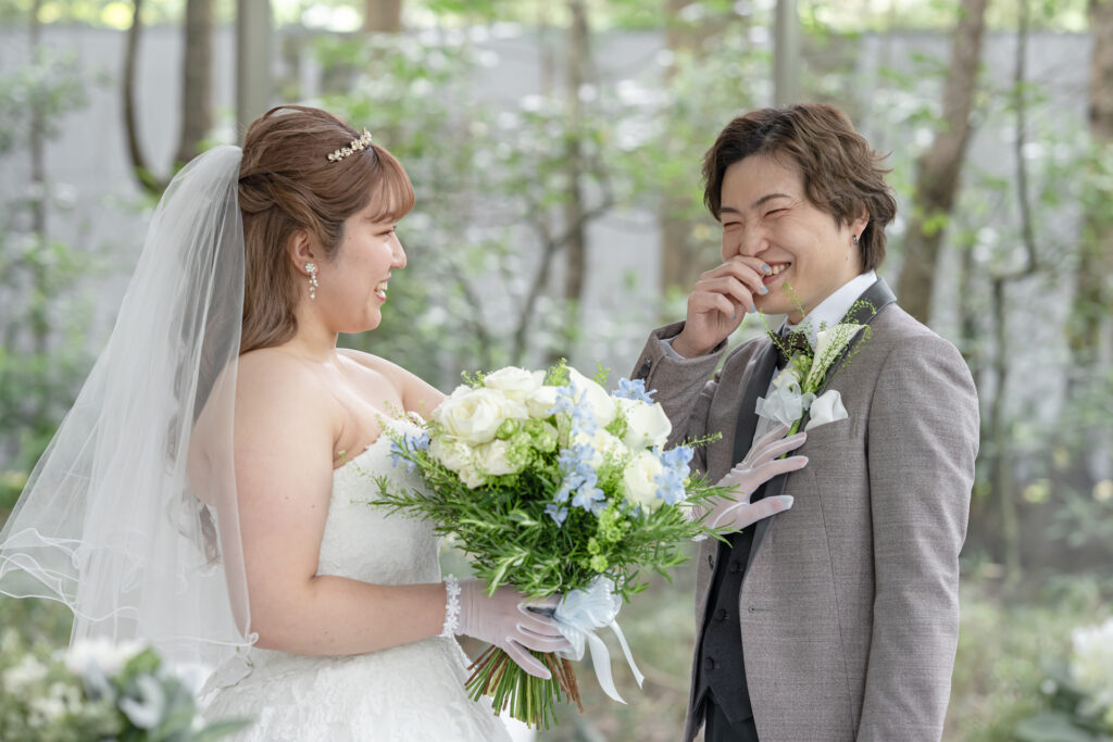 ウェディングドレス姿の花嫁様と、振り返る前の新郎様。ドラマチックなファーストミートは、軽井沢の結婚式のハイライト。