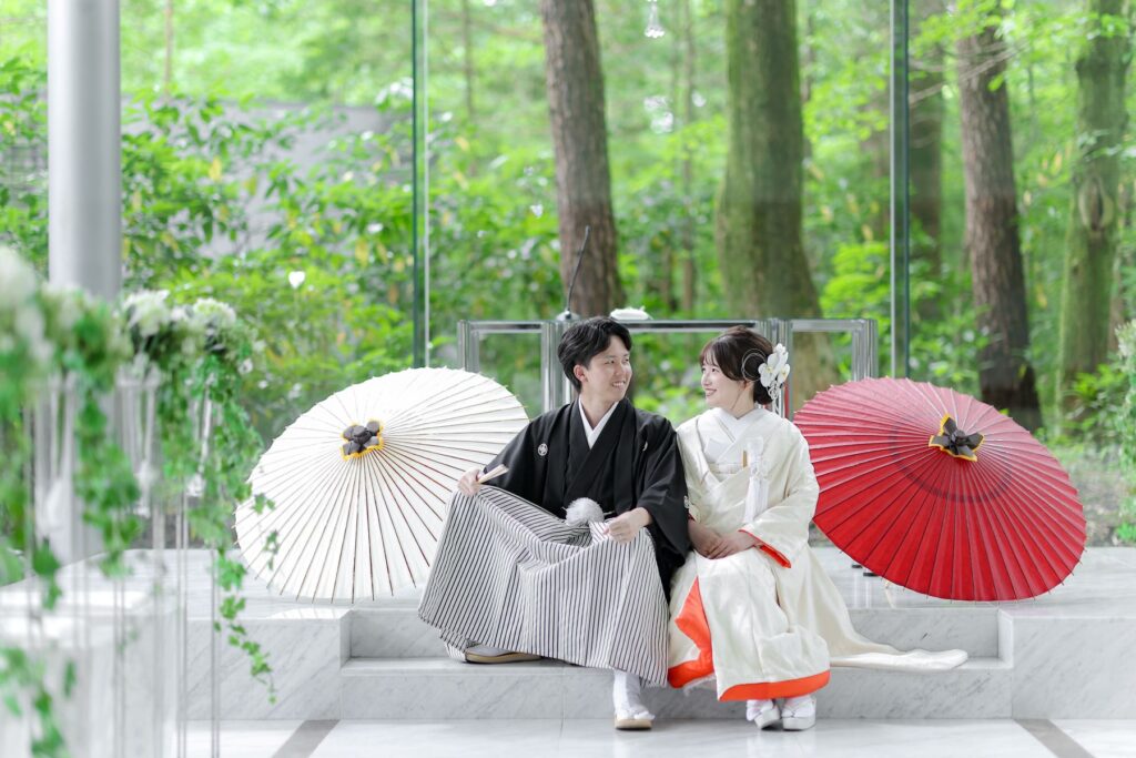 結納当日の衣装は洋装でも問題なし。軽井沢の会場の雰囲気に合わせた清楚なスタイルで、お二人らしく臨みましょう。