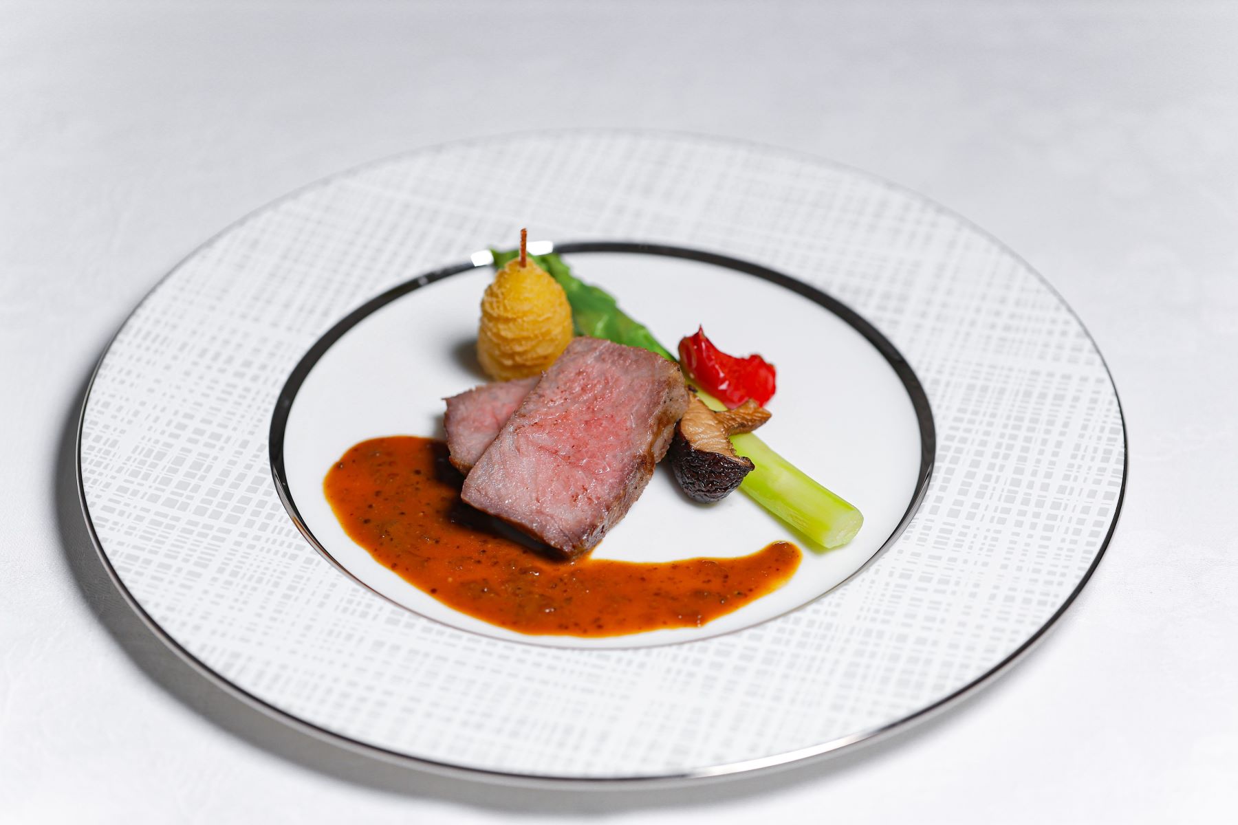 アネーリ軽井沢が誇る極上のお肉料理。シェフが厳選した上質な肉を、最高の火入れで提供。ソースや彩り野菜との組み合わせが、祝宴のメインを飾ります。