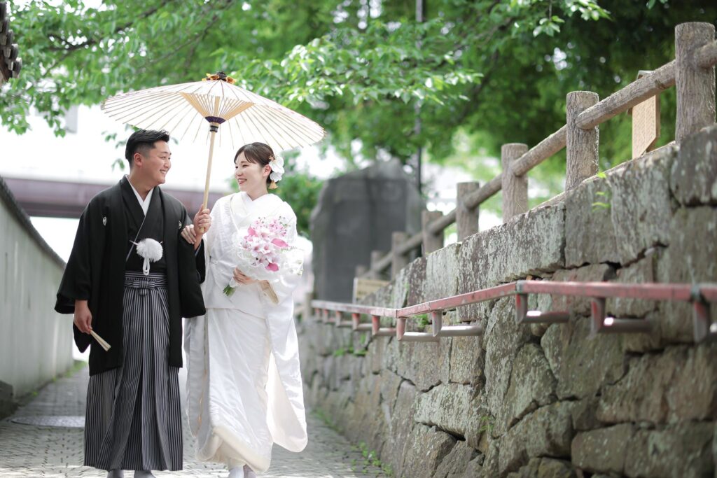 和装は軽井沢での結婚式に格を添える装い。白無垢や色打掛で、伝統を重んじた美しい花嫁姿を実現しましょう。