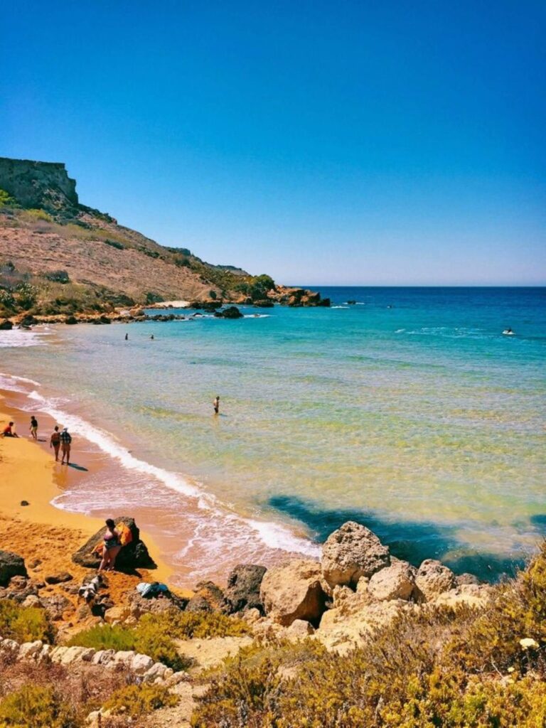 ハネムーンと前撮りを兼ねて海外へ行くお二人も増加中。軽井沢の教会とは別のロケーションで特別な写真を。