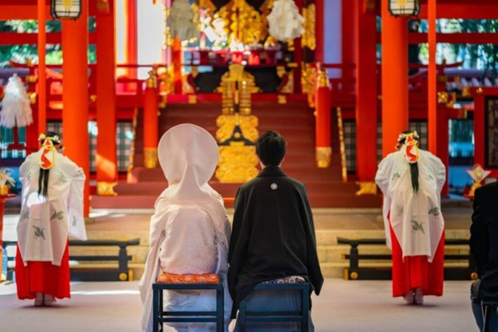 軽井沢の神前式は和装の美しさが際立つ。白無垢や色打掛で、凛とした花嫁姿を披露し、伝統の儀式に臨みます。