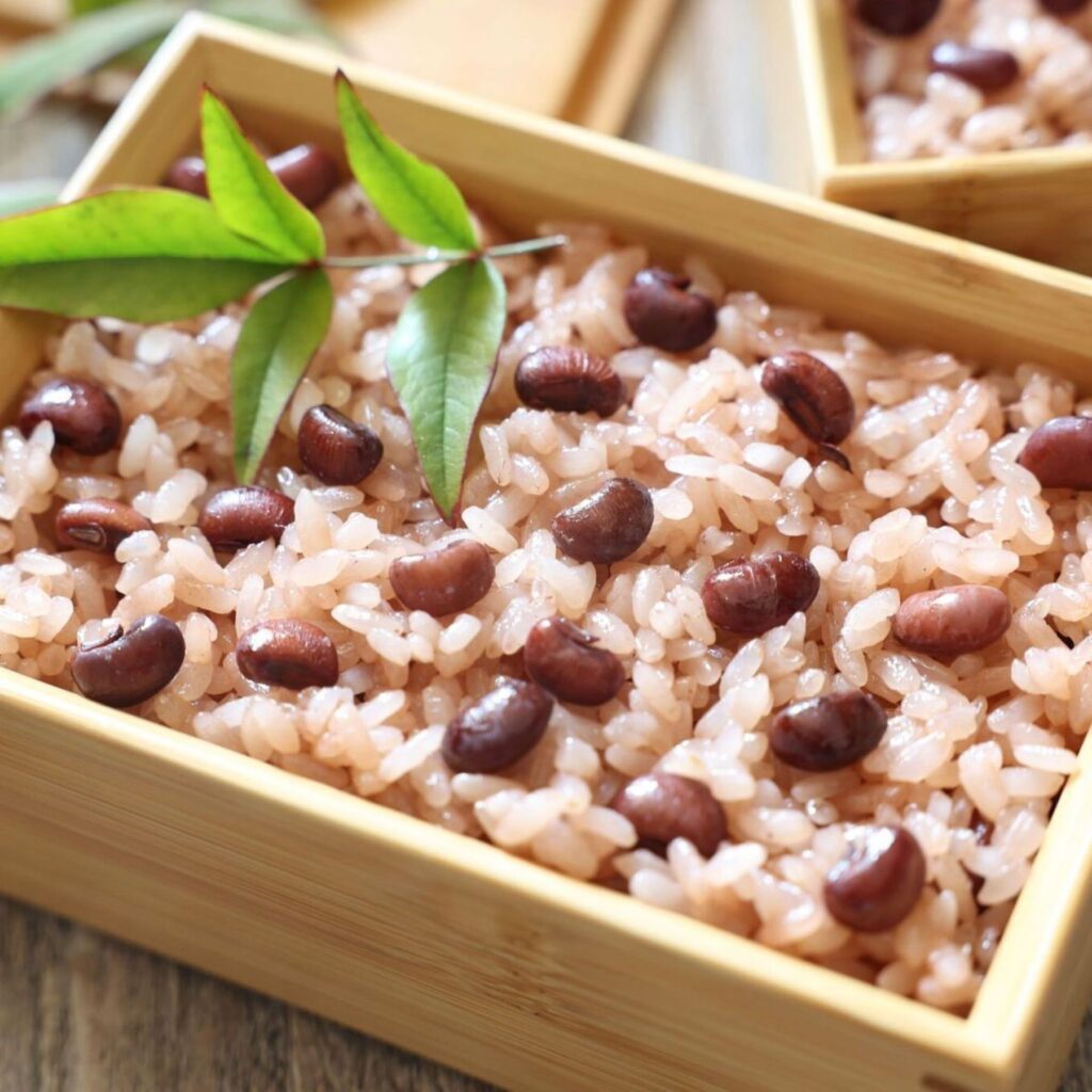 「難を転じて福となす」南天の葉を添えた赤飯。門出を祝う日本の伝統的な縁起物は、お祝いの気持ちを丁寧に伝えます。格調高い引出物で感謝を形に。