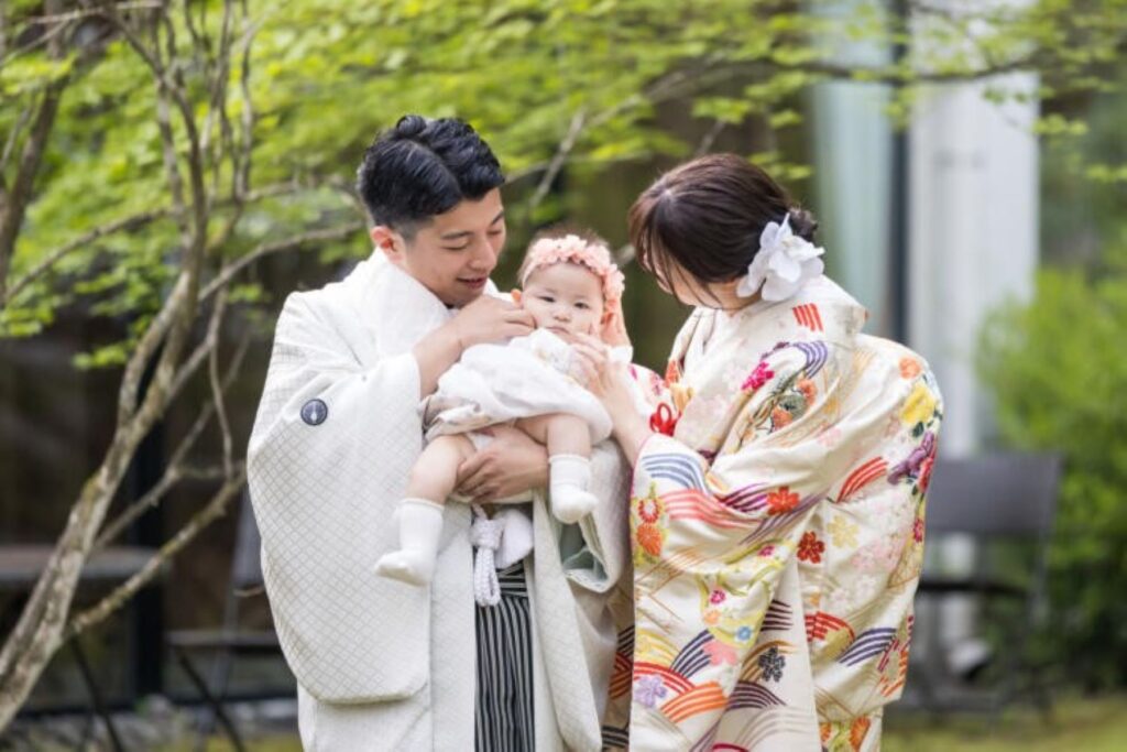 軽井沢の自然に包まれた和装のパパママ婚。大切なお子様との家族の始まりを、美しいロケーションで迎えます。和装も映えるフォトウェディングを。