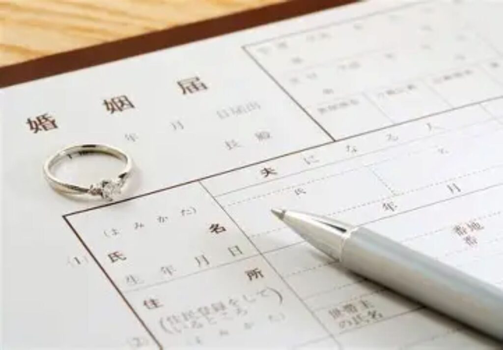 軽井沢でのウェディングへの第一歩。婚姻届を提出する特別な記念日には、永遠の愛を誓った指輪を添えて。最高のスタートを共に。