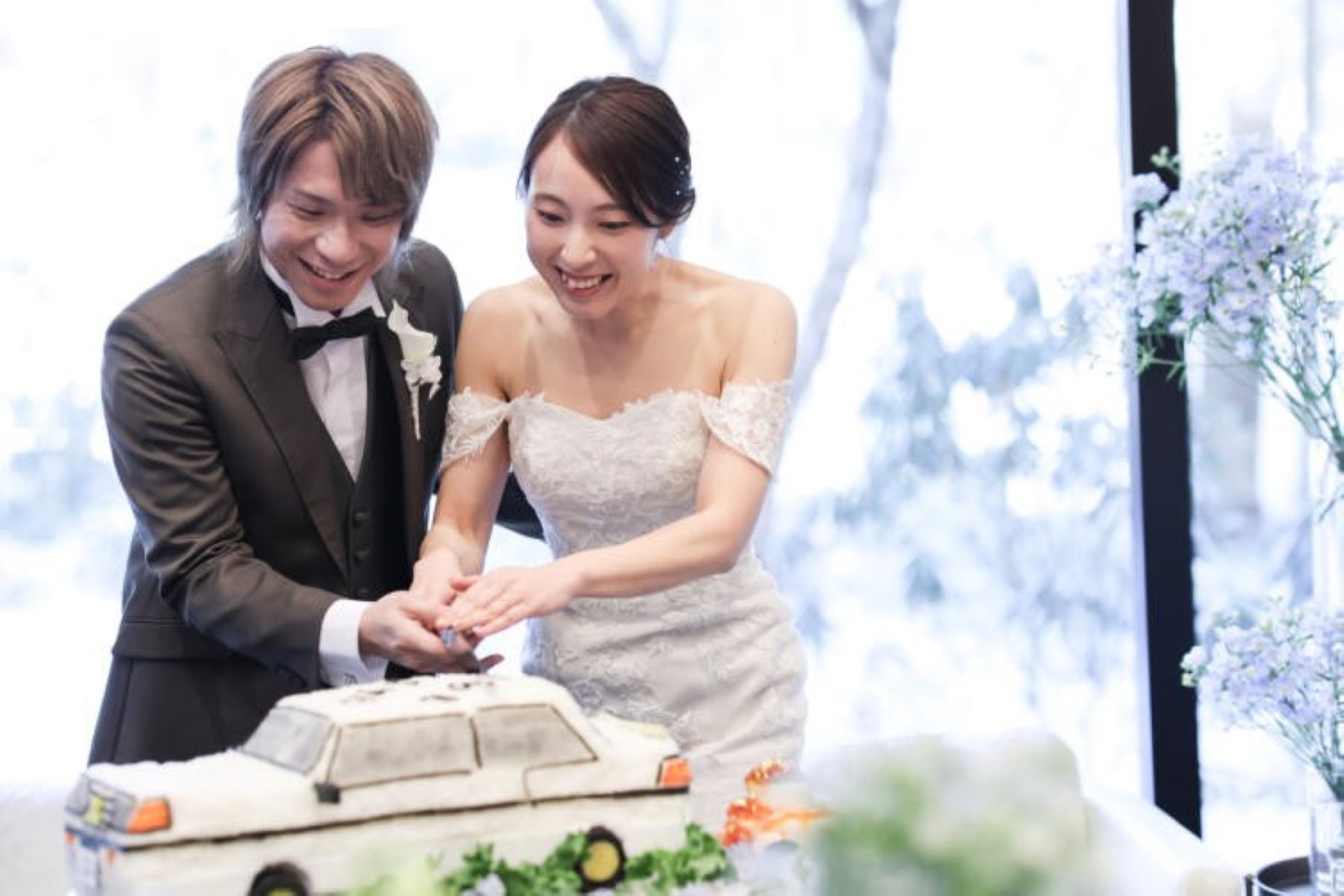 ふたりの愛車をモチーフにしたオリジナルケーキでケーキカット！軽井沢の森で叶える、笑顔と個性あふれるアットホームウェディング。どんなケーキにするか、ぜひご相談を！