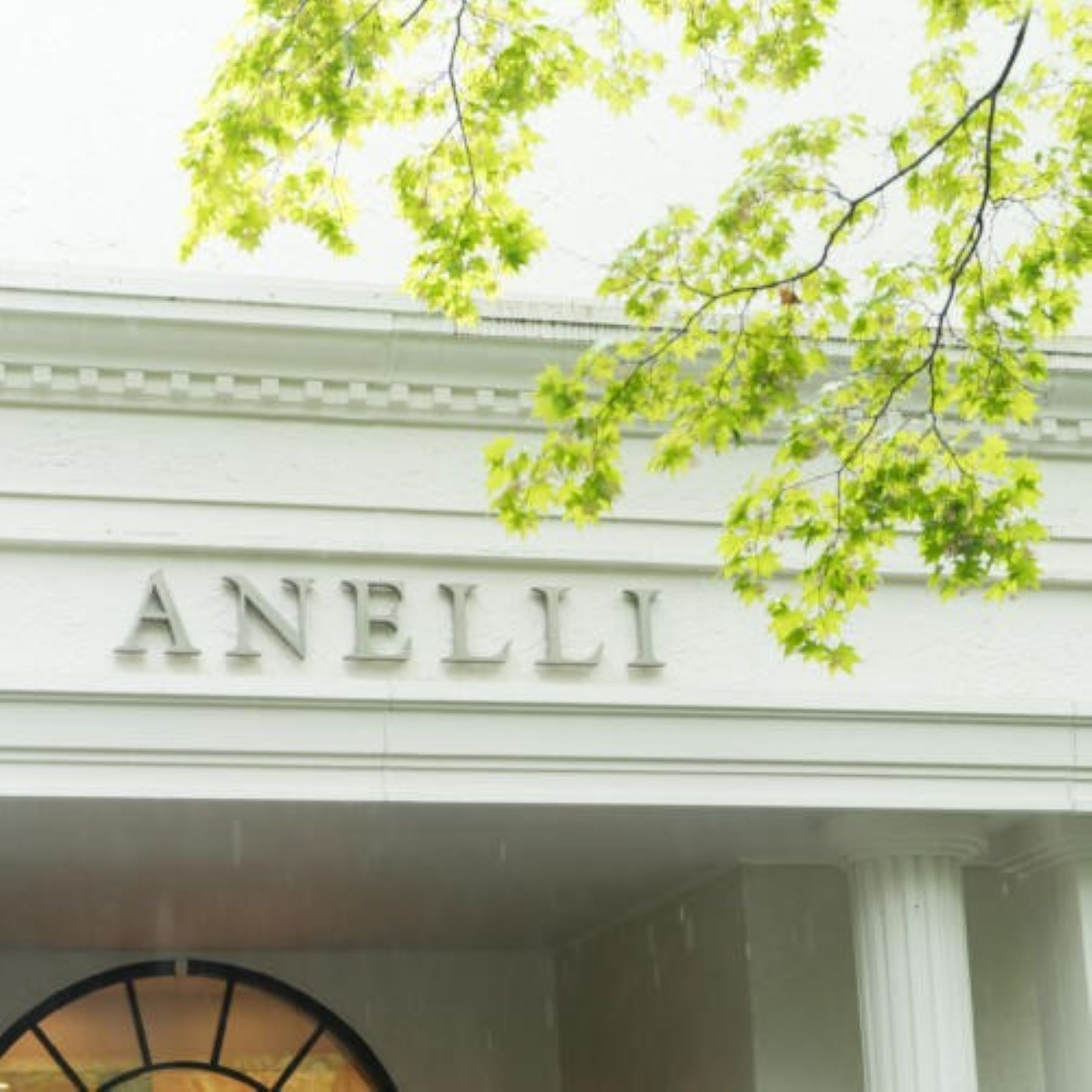 軽井沢の森に佇む「ANELLI」。新緑と白い外観が調和する優美な空間で、上質なリゾートウェディングを。ブライダルフェアでこの美しい軽井沢の景観をご体感ください。