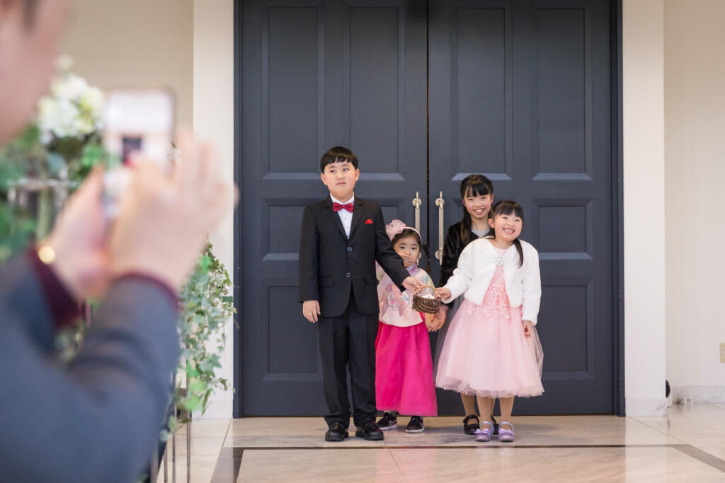 軽井沢での結婚式は、お子様ゲストにとっても特別な思い出に。リングボーイやフラワーガールが大活躍し、家族の絆が深まるアットホームな一日を。
