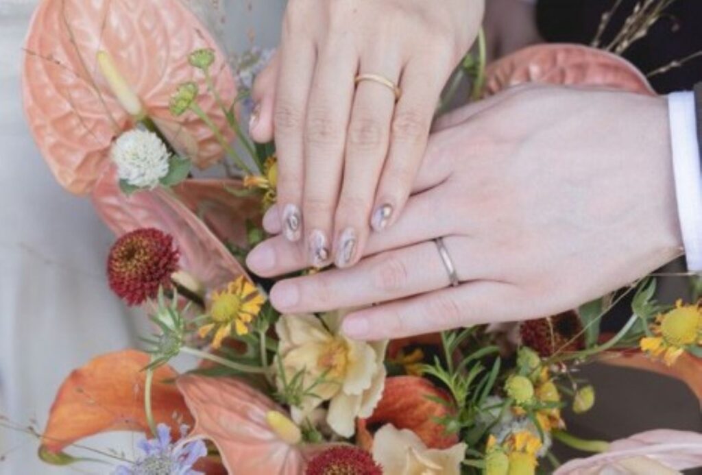 結婚指輪と婚約指輪が華やかに彩る手元。軽井沢の自然に映えるデザインを選んで。アネーリ軽井沢で、後悔しない指輪選びをサポートします。