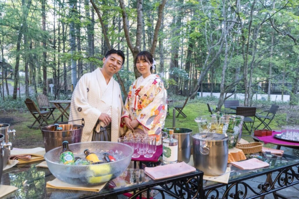 和装でのガーデンパーティ！鏡開きのお酒と長野のお菓子をゲストに。軽井沢の緑に囲まれ自由に楽しむアットホーム婚。