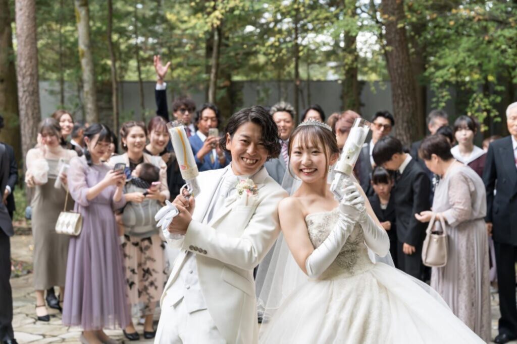 軽井沢の森を背景に、ゲストと一体となって楽しむ祝福の瞬間!屋外での演出も自由自在な貸切邸宅で、笑顔がはじけるリゾート婚を叶えよう。