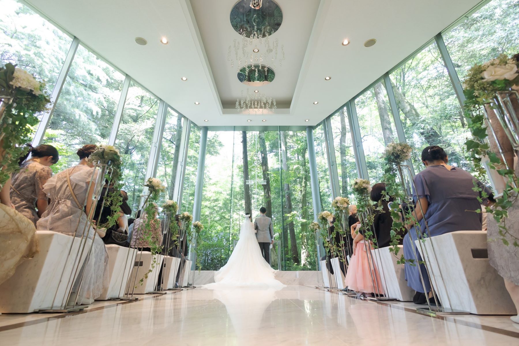 純白のウェディングドレスが映える、開放的な空間。軽井沢の美しい森と調和するデザイナーズチャペルで、ドラマティックな挙式を。どの季節に訪れても美しい緑の絶景がお二人を祝福します。