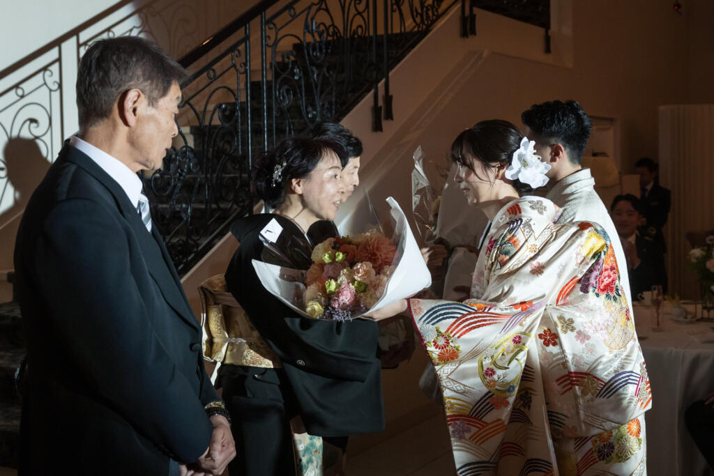 感謝の想いを込めた新婦の手紙と花束贈呈。涙と笑顔が溢れる、家族の絆を深める感動のクライマックス。