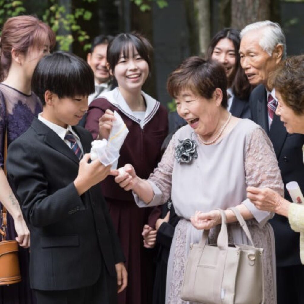 軽井沢の自然に囲まれた空間で、笑顔と会話が弾むリラックスしたひとときを。ゲストとの距離を大切に。
