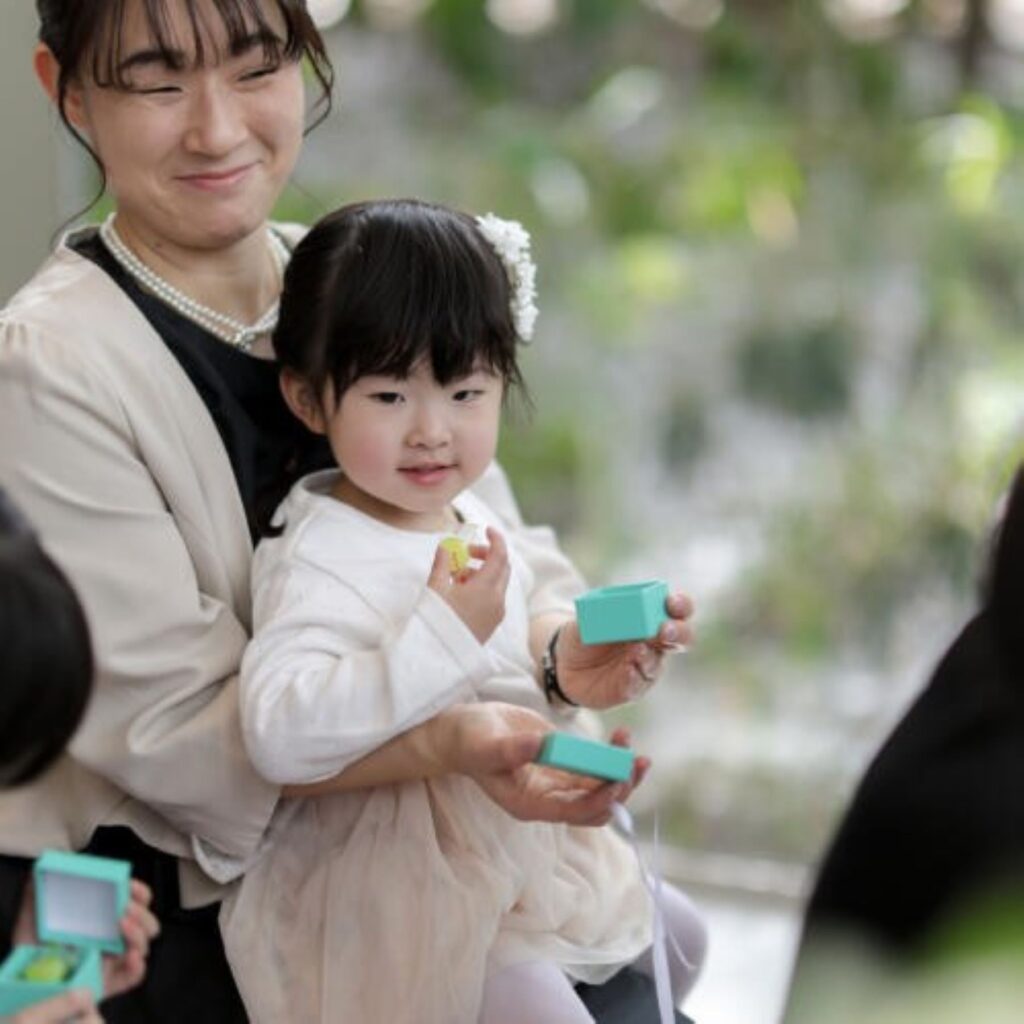 ゲストとの絆を大切にしたアットホームな挙式。リングボックスに永遠の愛を込めて。軽井沢での特別な時間を。