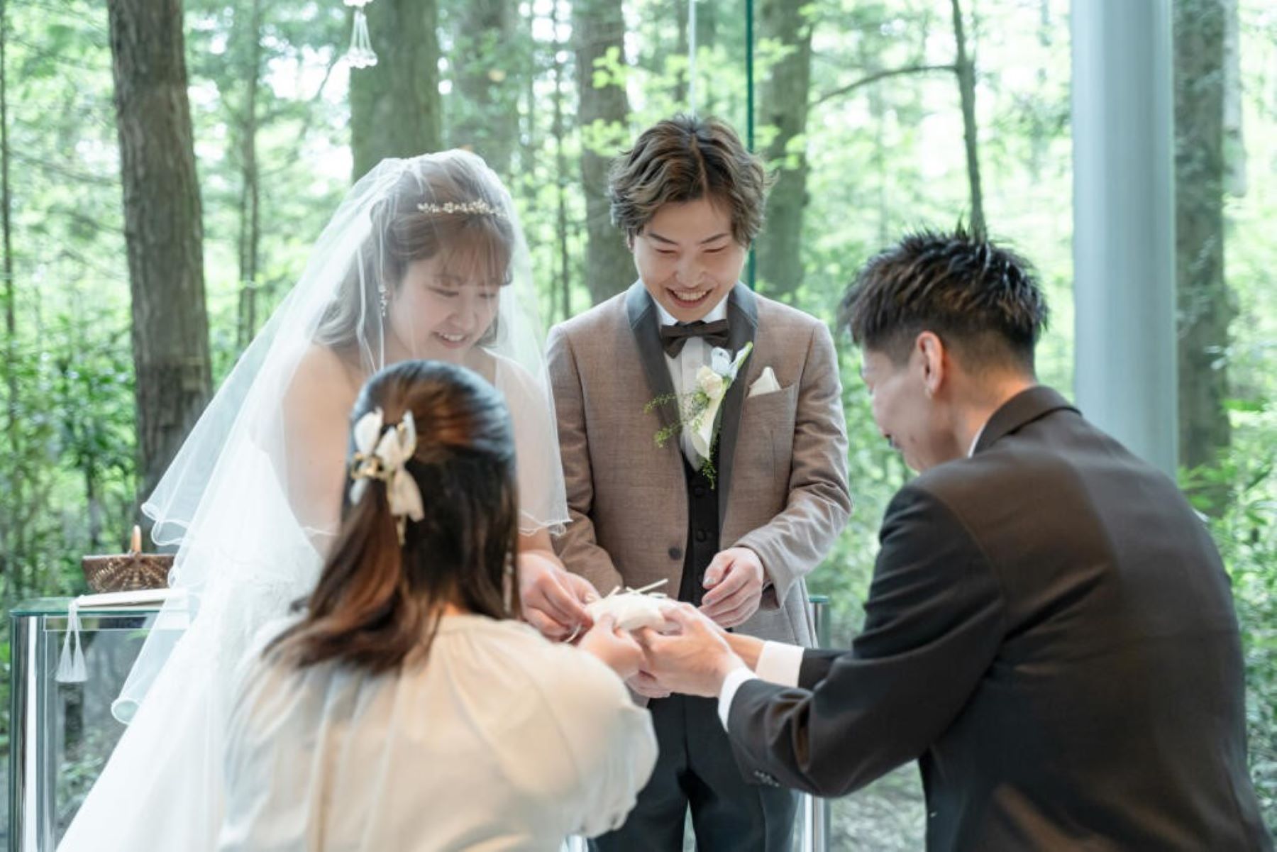 軽井沢の森の光に誓う。大切なゲストの手から受け取る指輪交換は、家族の愛とおもてなしが詰まった感動の結婚式。