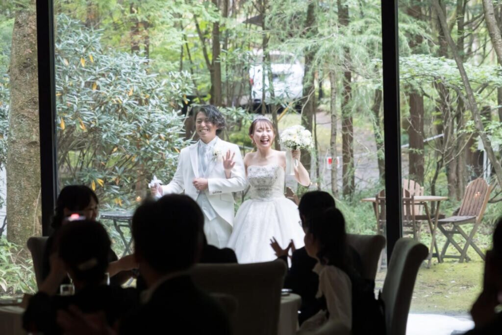 軽井沢の森の緑に包まれたリゾート婚。全面窓の会場が、ゲストとの一体感と開放感を演出します。まるで自然の中で楽しむプライベートなパーティ。