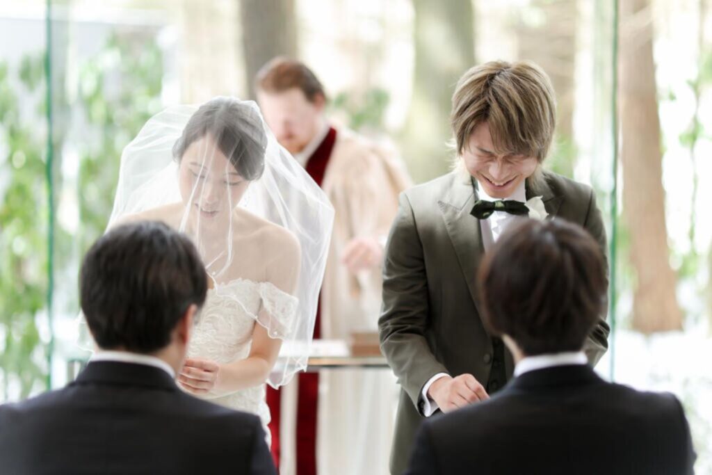 未来を誓い合う真剣な眼差し。軽井沢の自然光が降り注ぐチャペルでの、心に残るロマンチックな瞬間。