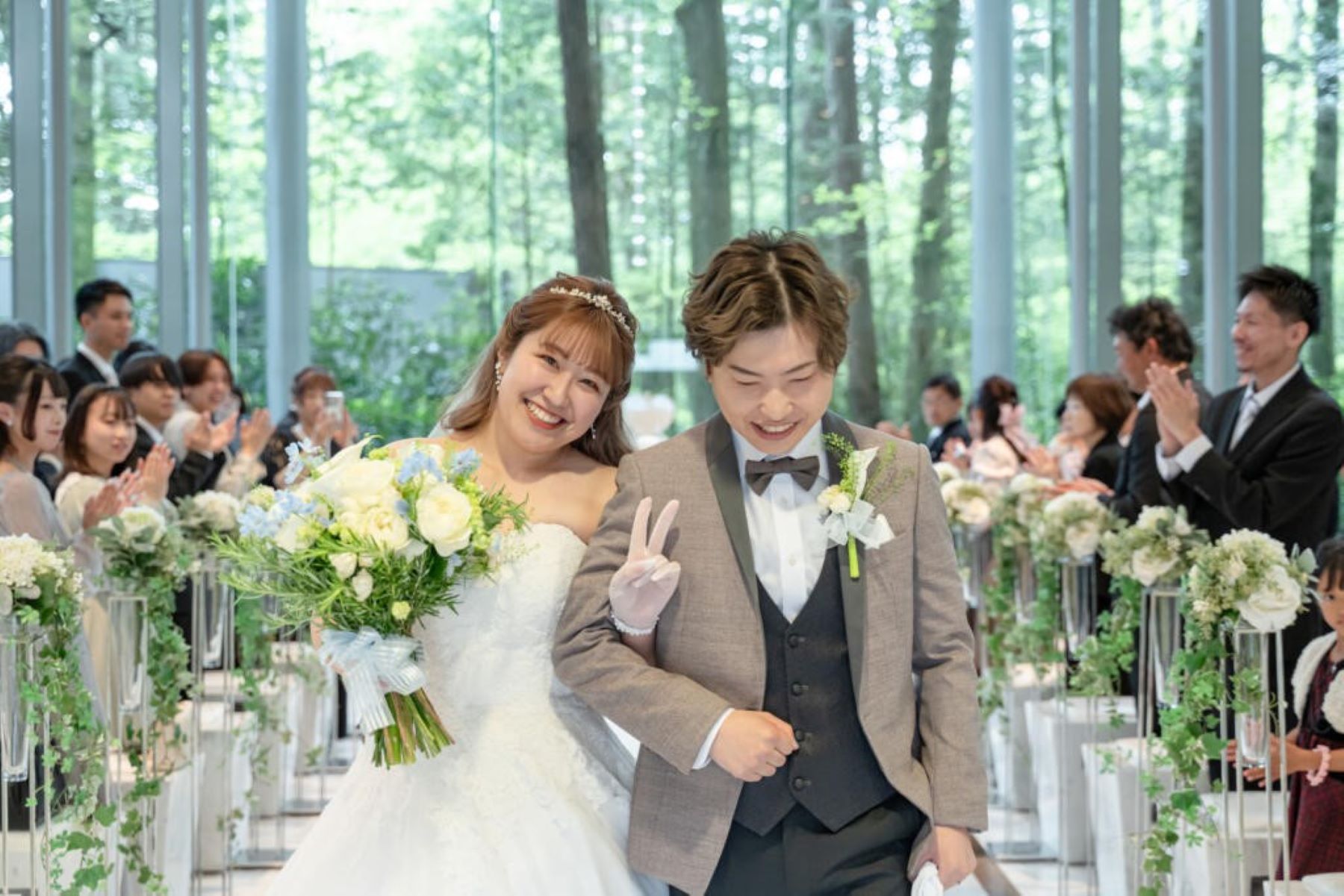 軽井沢の緑の中で、祝福の拍手に包まれる退場!最高に幸せな笑顔で、オリジナルなウェディングの誓いを結ぶ。