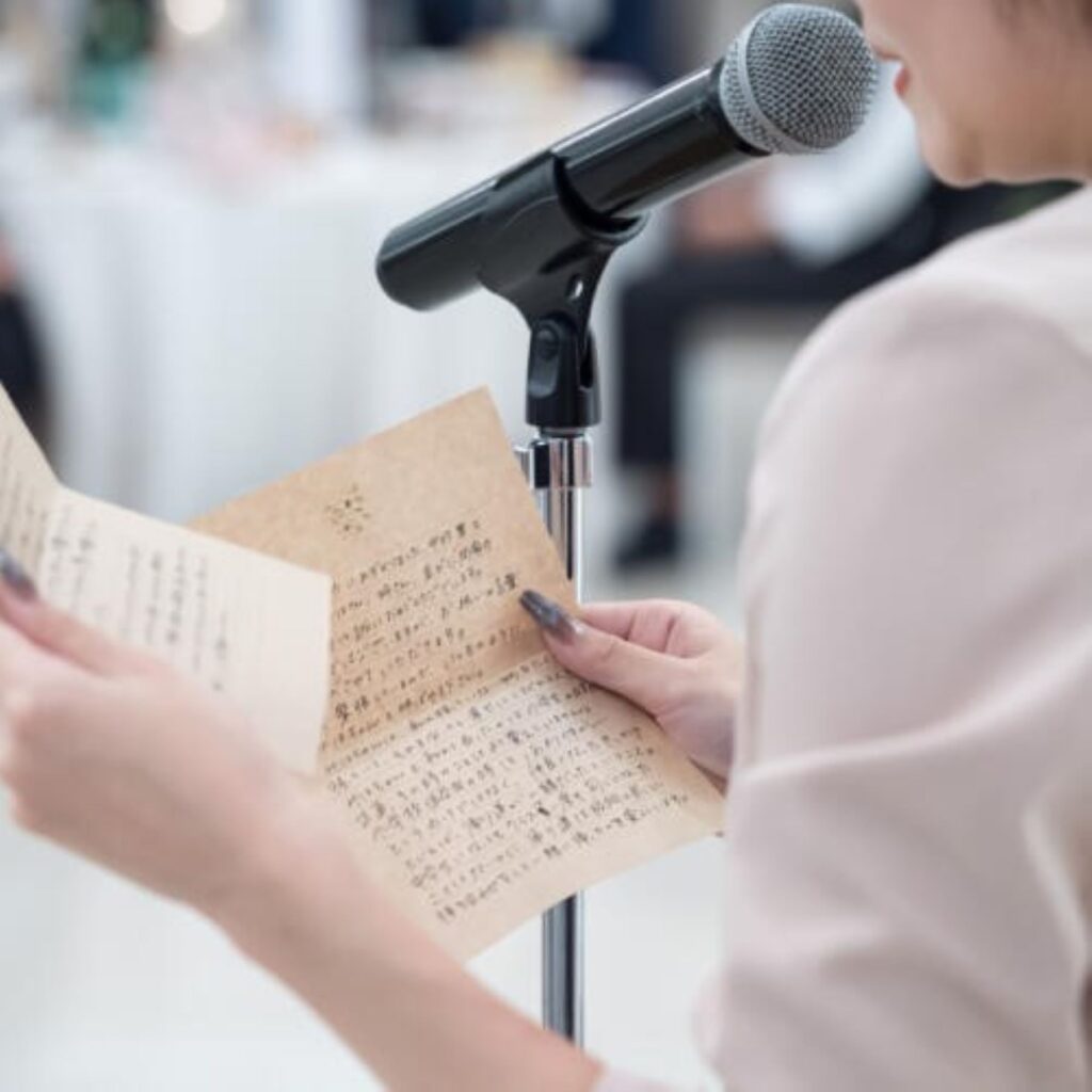 手書きのメッセージに感動。親友からの心温まる祝辞が、お二人にとってかけがえのない宝物になります。軽井沢の貸切邸宅で絆を深める一日。
