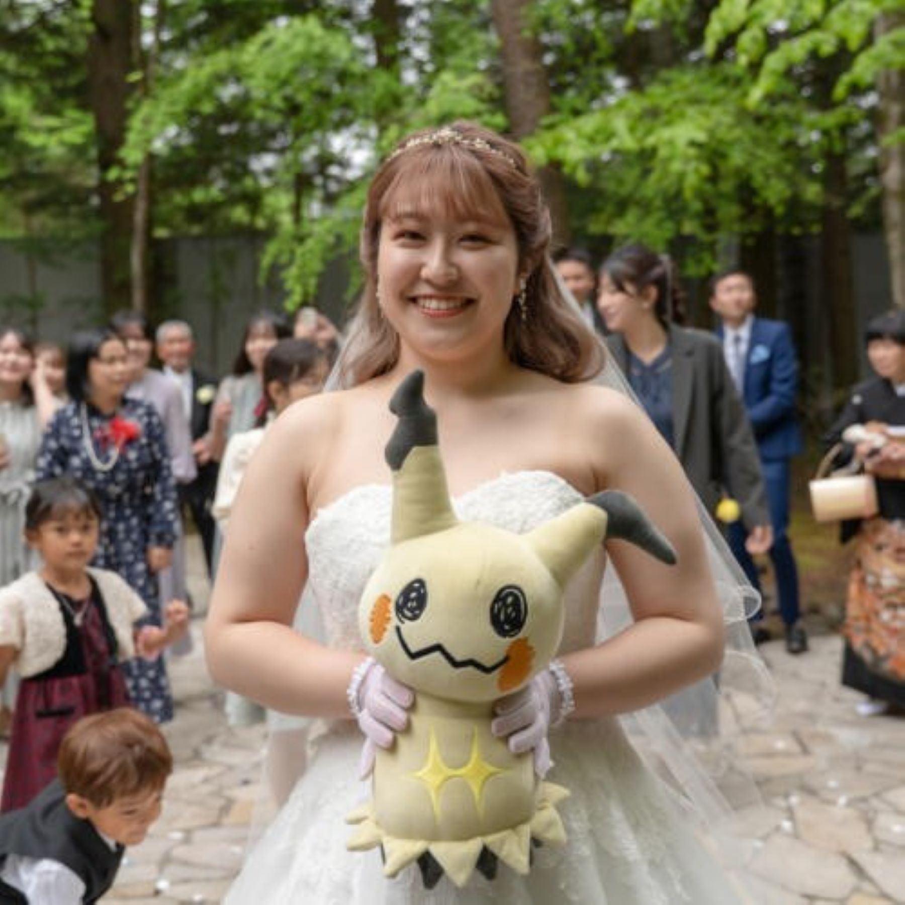 ウェディングドレス姿に大好きなオリジナルぬいぐるみを添えて。新婦様の個性が光るおもてなしはアネーリ軽井沢ならでは。
