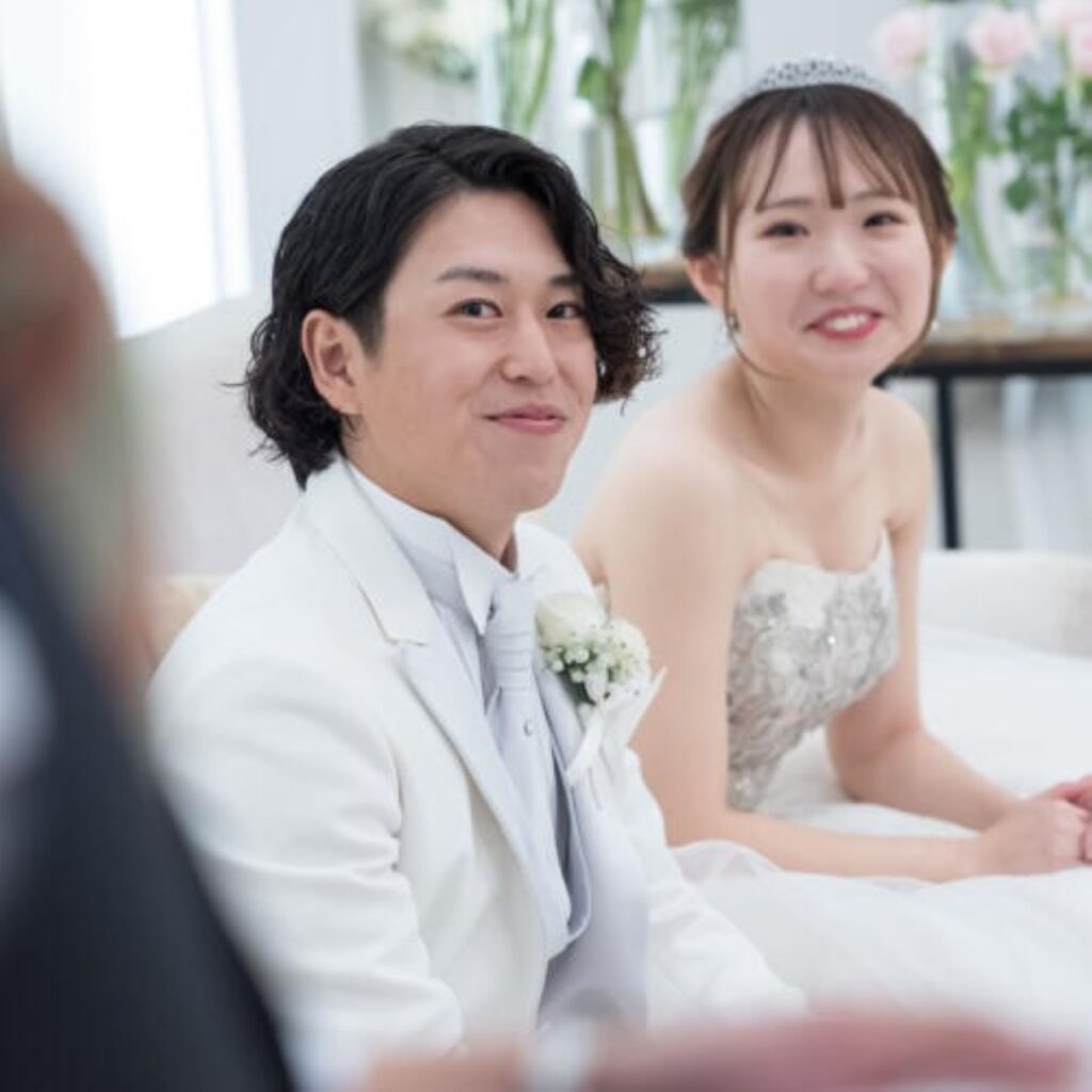 ゲストからの温かいメッセージに、笑顔がこぼれるアットホームなひととき。軽井沢の貸切邸宅なら、大切な人たちと心から繋がるウェディングが叶います。