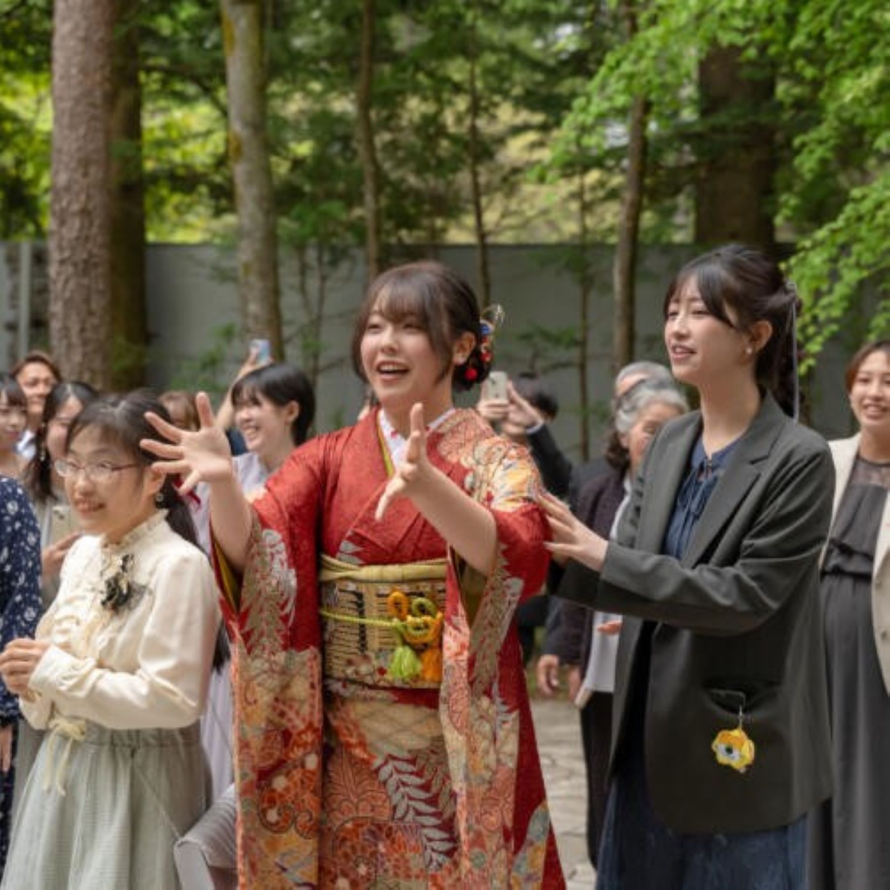 ゲストも華やかな和装で参加!軽井沢の結婚式を彩るおもてなしの笑顔。温かい雰囲気がアネーリ軽井沢の魅力。