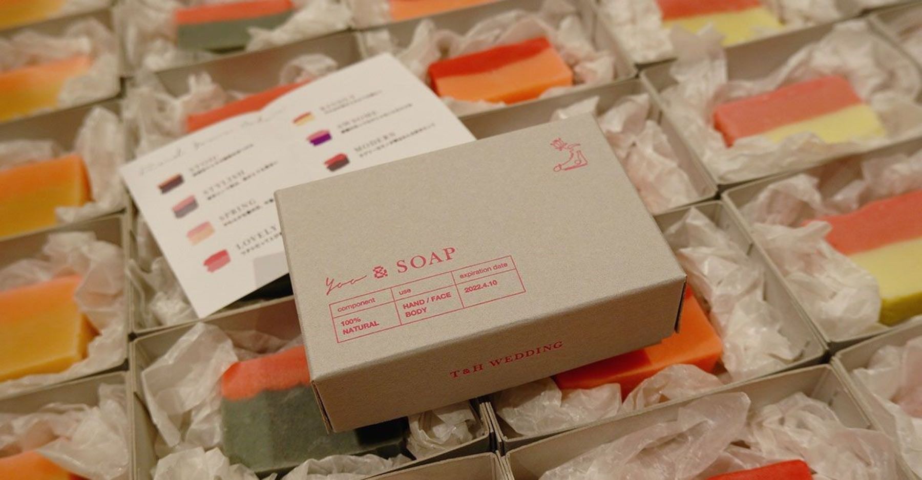 ゲストへ感謝の気持ちを伝える大切な引出物。アネーリ軽井沢では、お二人のセンスが光るオリジナルでお洒落なプチギフトもご提案。軽井沢ウェディングの特別な一日を、記憶に残るギフトと共にお持ち帰りください。