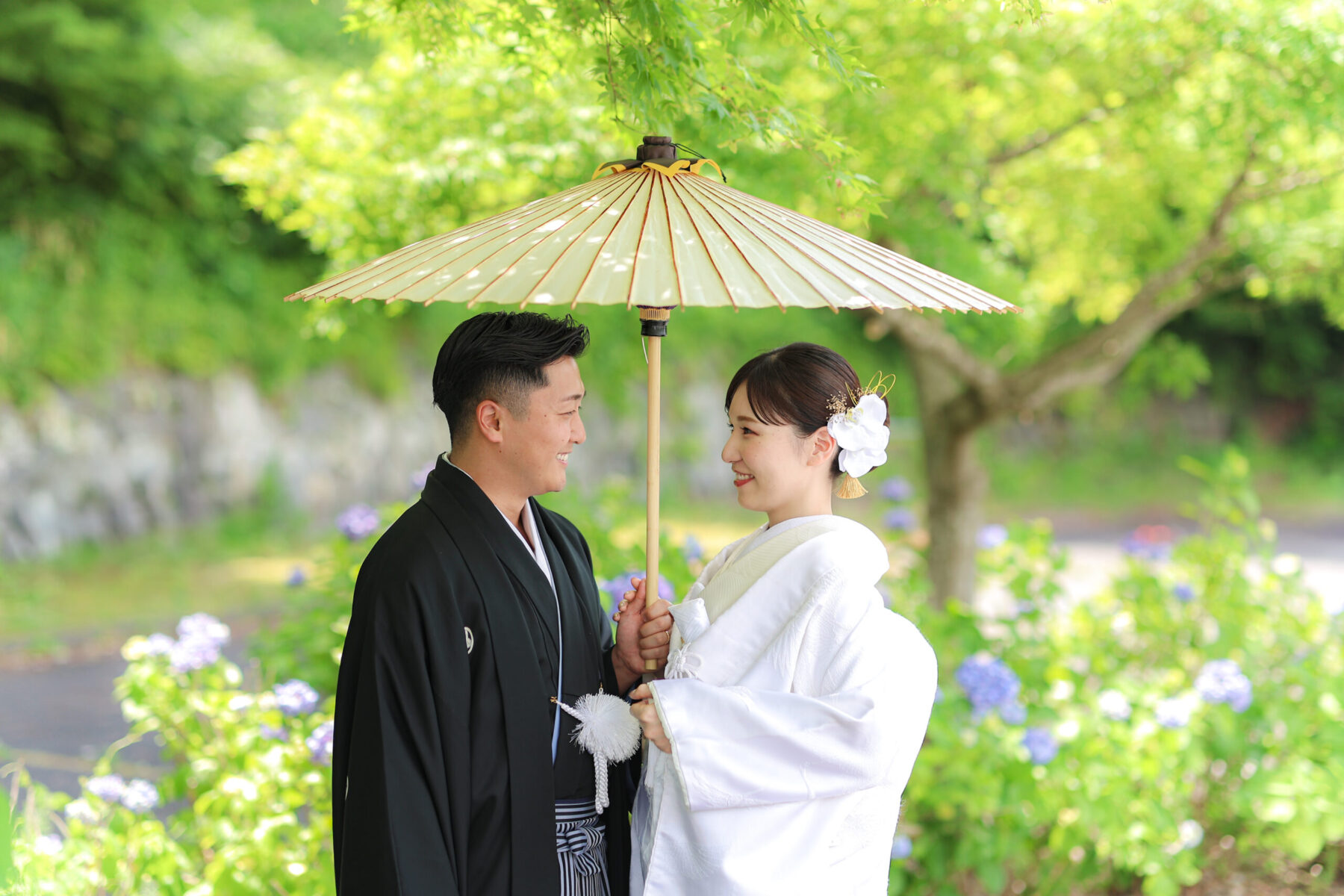 軽井沢の豊かな自然に包まれて。ふたりだけの穏やかな時間。梅雨の時期を彩る紫陽花と新緑の中、日本の花嫁姿をアネーリ軽井沢で。