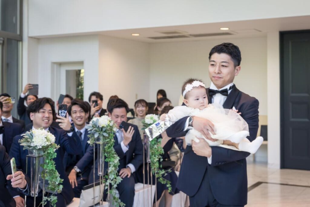 新郎は愛するお子様と一緒に入場！ゲストも思わず笑顔になる心温まるファミリー婚。