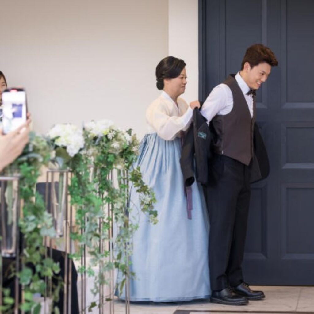 軽井沢で叶える、家族の愛が溢れる結婚式。民族衣装や和装も美しく映える上質な空間で、出発前の温かい瞬間を。