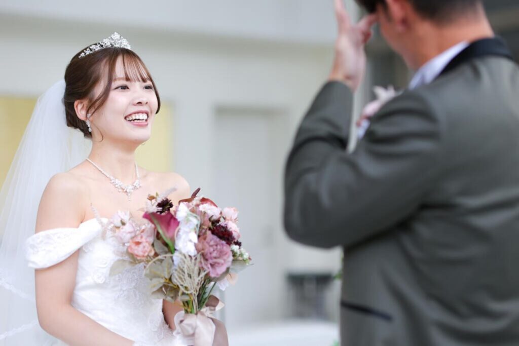 軽井沢の美しいチャペルで叶う、最高に幸せな笑顔!全面ガラス張りの光に包まれ、ふたりの愛が溢れる感動の瞬間。