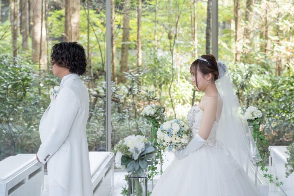 軽井沢の森に誓う永遠の愛。光が差し込むアネーリ軽井沢のチャペルで、感動的なウェディングが始まります。