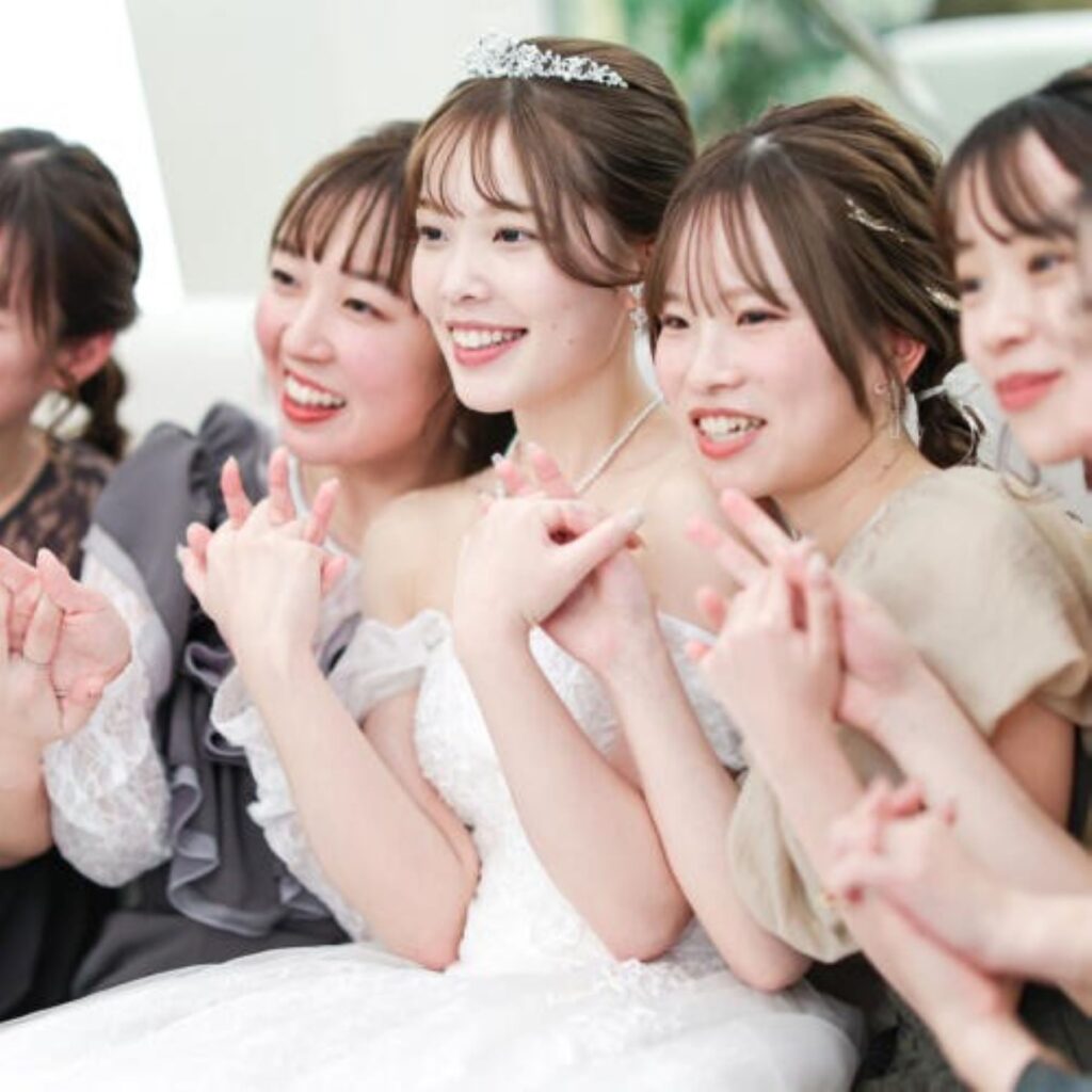 最高の仲間と分かち合う、花嫁の幸せあふれる笑顔。軽井沢の貸切邸宅で、心温まるアットホームなウェディングが叶います。