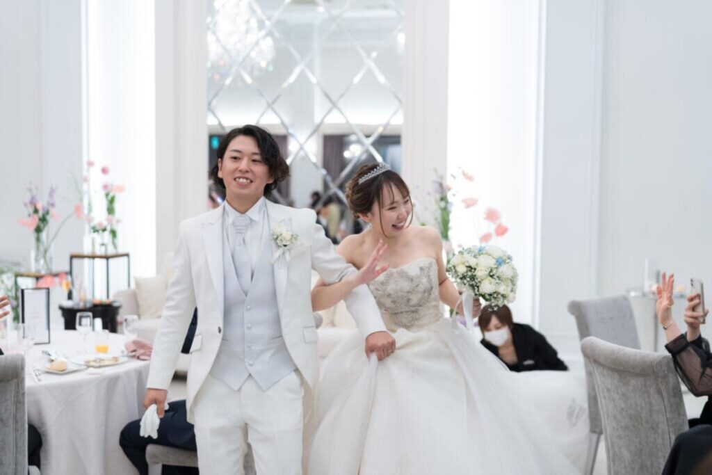 軽井沢の明るい陽光が降り注ぐ会場で、笑顔がはじける再入場。リゾートならではの開放感が、お二人らしい活気あるパーティを創り上げます。